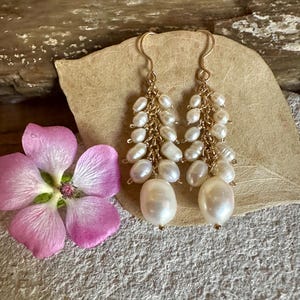 Pendientes colgantes hechos a mano de oro y perlas de agua dulce