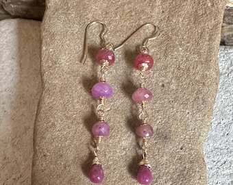 Orecchini pendenti in oro con pietra preziosa rubino fatti a mano