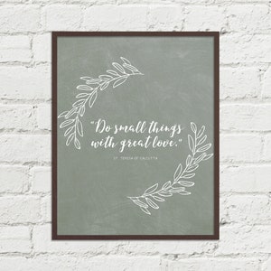 Puede incluir: Una cita imprimible verde salvia con un borde de corona floral blanca. La cita dice "Haz cosas pequeñas con gran amor." y se atribuye a Santa Teresa de Calcuta.