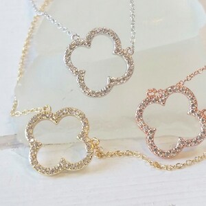 Puede incluir: Tres delicados collares con un dise&ntilde;o de colgante de tr&eacute;bol de cuatro hojas. Cada colgante est&aacute; incrustado con piedras transparentes brillantes y est&aacute; disponible en oro, plata y oro rosa.