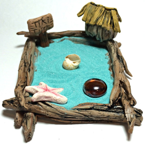 Tiki Time Zen Garden Kit met Tiki Hut van polymeerklei en basis van drijfhout – Kustdecoratie, strandkunst, nautisch thema