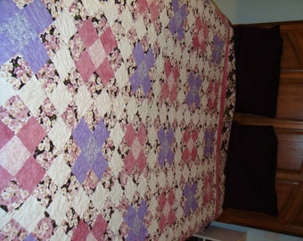 85 1/2x88 queen double quilt Pretty with a touch of romance in purple pink white Specialized machine quilting for added elegance and detail