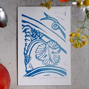 Linogravure en pierre de vigne représentant la vigne ciselée sur les murs de la cathédrale Renaissance de Šibenik. Art original, fait main, estampe bleue.