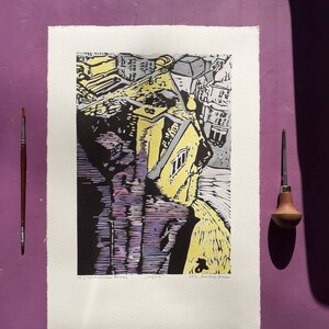 Linoleografia OXFORD. Variante unica dipinta a mano. Vista dalla Carfax Tower di Oxford, Inghilterra. Stampa artistica originale, gialla e viola.