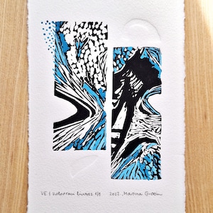Una stampa linoleografica astratta in miniatura con rilievo II. Una composizione blu. Stampata in nero, poi dipinta a mano. Un'opera d'arte unica, realizzata a mano.