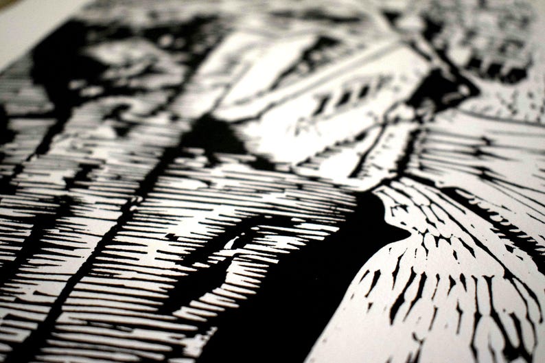 The image shows a detail of the print shot at a diagonal angle. In the bottom left corner is the lower part of the building that is in shadow. In the lower right corner is a pavement. These parts are in focus while the rest is blurry.
