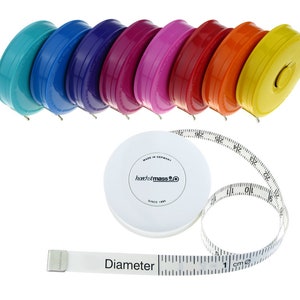 K&ouml;nnte beinhalten: Ein Set aus sieben bunten, einziehbaren Ma&szlig;b&auml;ndern mit einem wei&szlig;en Ma&szlig;band mit dem Text "hoechstmass&reg; since 1985" und "Diameter" darauf gedruckt.