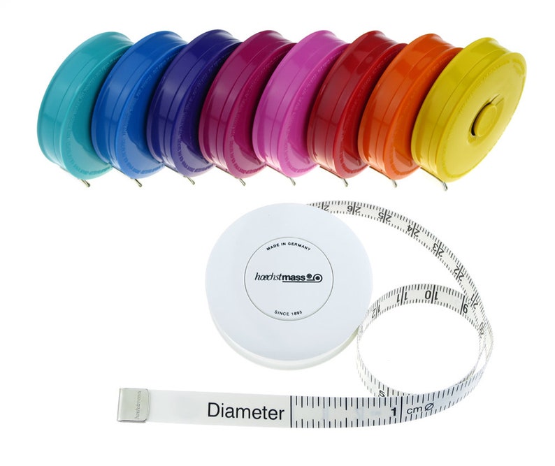 K&ouml;nnte beinhalten: Ein Set aus sieben bunten, einziehbaren Ma&szlig;b&auml;ndern mit einem wei&szlig;en Ma&szlig;band mit dem Text "hoechstmass&reg; since 1985" und "Diameter" darauf gedruckt.