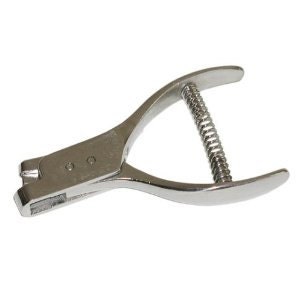 Puede incluir: Una herramienta de punzonado manual de metal plateado con un mecanismo de resorte. La herramienta se utiliza para hacer agujeros en papel, cuero u otros materiales.