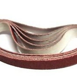 Peut inclure: Un paquet de cinq bandes abrasives brunes. Les bandes sont en papier abrasif grossier et sont conçues pour être utilisées avec une ponceuse à bande.