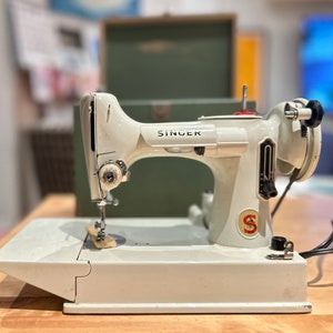 Singer 221K Featherweight Sewing Machine With Carrying Case