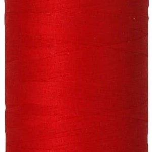 Peut inclure: Une bobine de fil rouge vif.