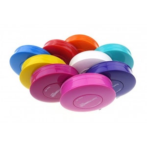 Puede incluir: Un conjunto de cintas métricas retráctiles de colores en varios colores, incluidos azul, amarillo, rojo, naranja, blanco, morado y verde. Cada cinta métrica tiene un diseño circular y presenta el texto "Handy Measuring Tape".