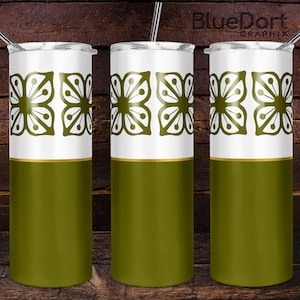 Puede incluir: Tres vasos de acero inoxidable con un diseño blanco y verde. Los vasos tienen una línea de acento dorada y presentan un patrón repetitivo de flores estilizadas verdes.