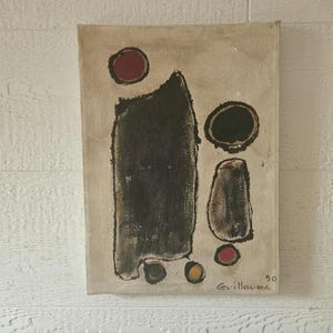 Peut inclure: Une peinture sur toile rectangulaire sur fond beige présentant une grande forme centrale sombre et texturée. Autour de la forme centrale se trouvent des cercles et des formes irrégulières en rouge, vert foncé, jaune et marron. La signature Guillaume 90 est visible dans le coin inférieur droit.