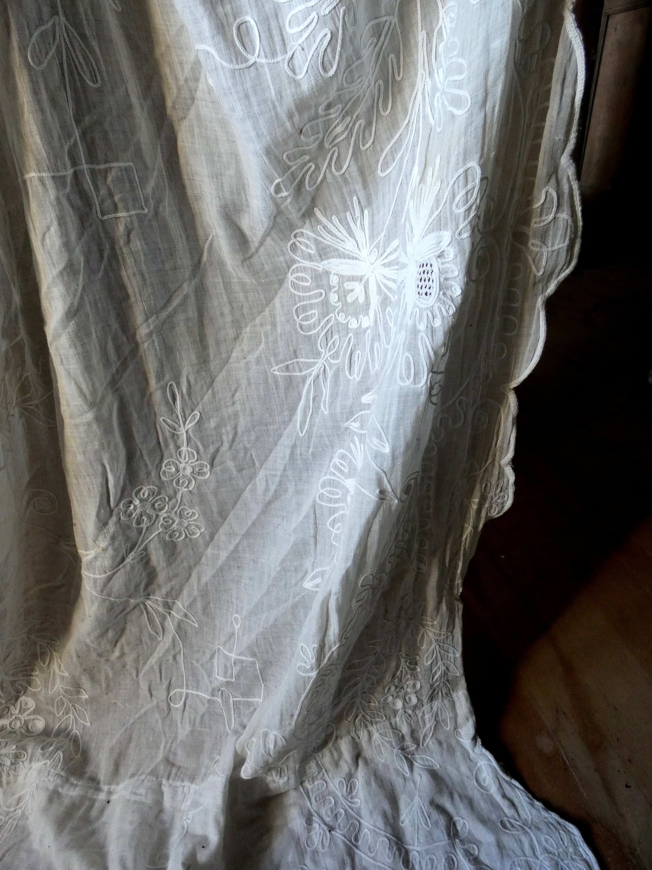 Gown of sprigged and dotted muslin and Valenciennes lace, soft