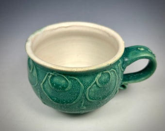 Pequeña taza de cerámica torneada a mano y arrastrada por deslizamiento, taza de capuchino hecha a mano de color verde espuma de mar, taza de té, taza verde para ella