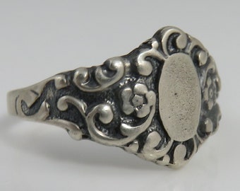 Vintage Sterling Silver Old Shield Ring sz 6.