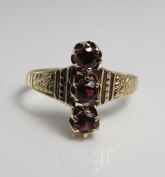 14k Victorian Garnet Ring. sz 7.