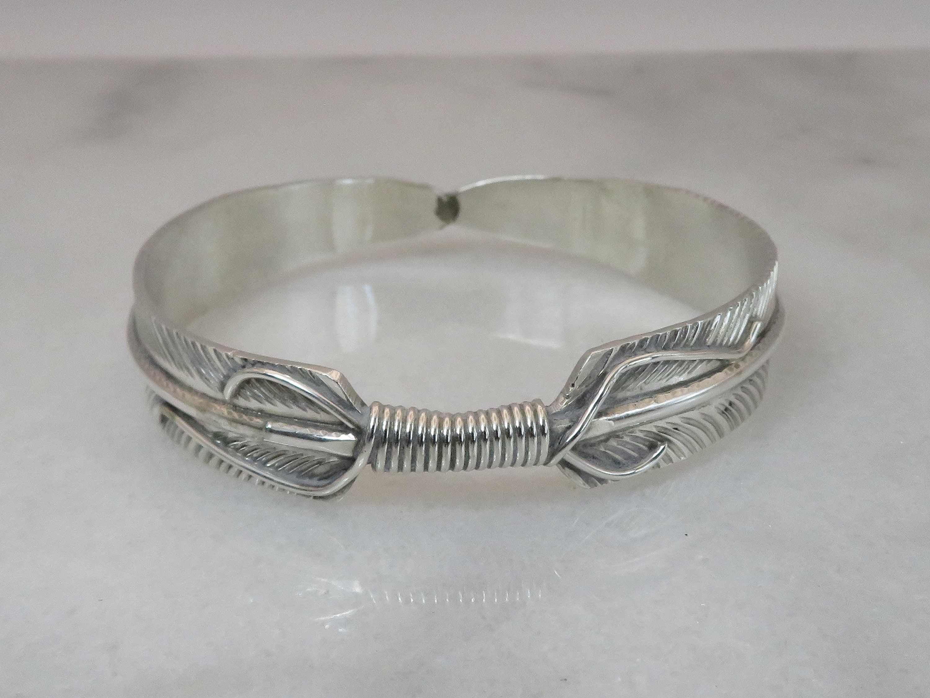 エステート ナバホ ヴィヴィアン ジョーンズ フェザー バングル