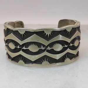 Bracelet manchette vintage Navajo en argent sterling par Nora Tahe Heavy Solid 154,5 grammes.