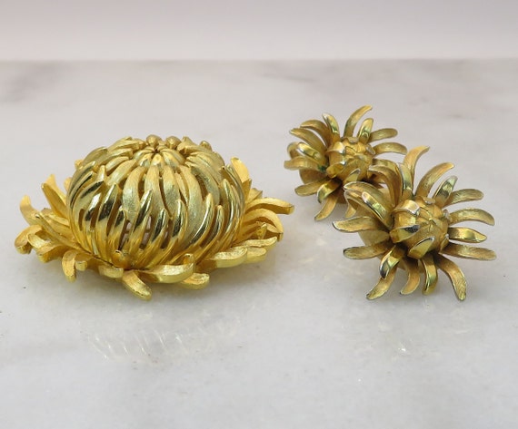 Vintage Crown Trifari Brooch Earring Set Rare set - image 1
