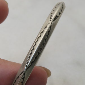 Bracelet jonc vintage Tahe en argent sterling navajo.