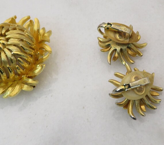 Vintage Crown Trifari Brooch Earring Set Rare set - image 2