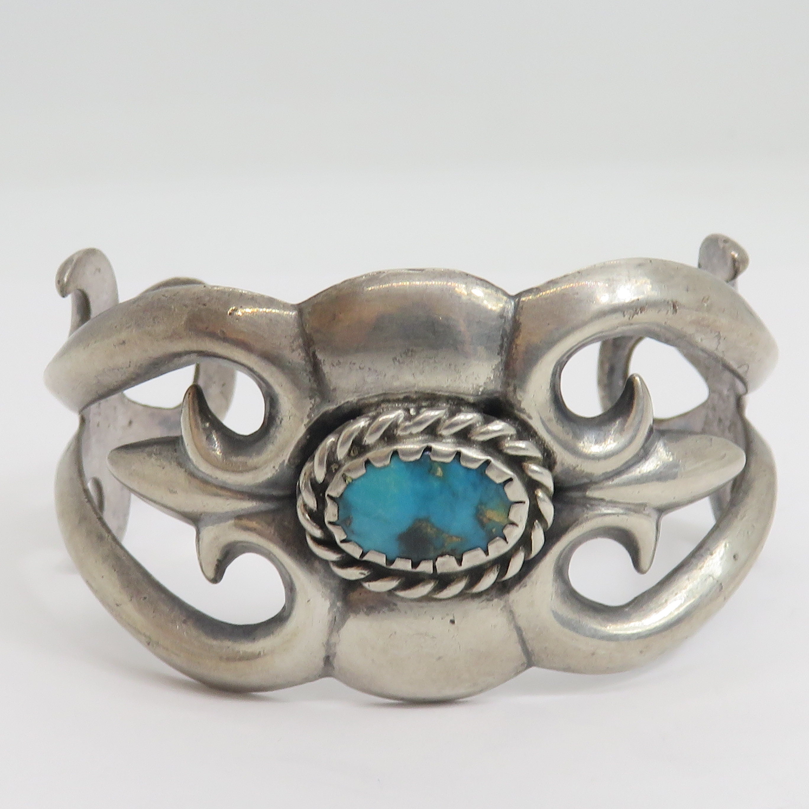 アクセサリー Vintage Navajo Sand Cast Bangle starring Vintage Navajo Sterling Silver Sand Cast Cuff Bracelet 51