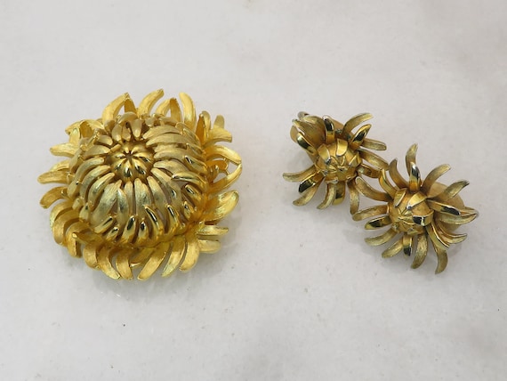 Vintage Crown Trifari Brooch Earring Set Rare set - image 4