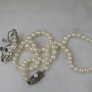 Vintage Mikimoto Pearl Strand Graduated 19 inchs Necklace Earrings. Original Box.