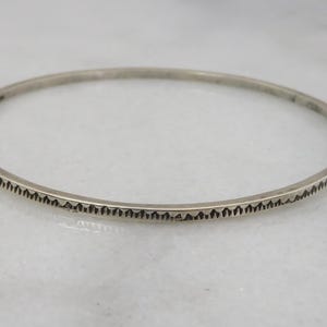 Bracelet jonc vintage Tahe en argent sterling navajo.