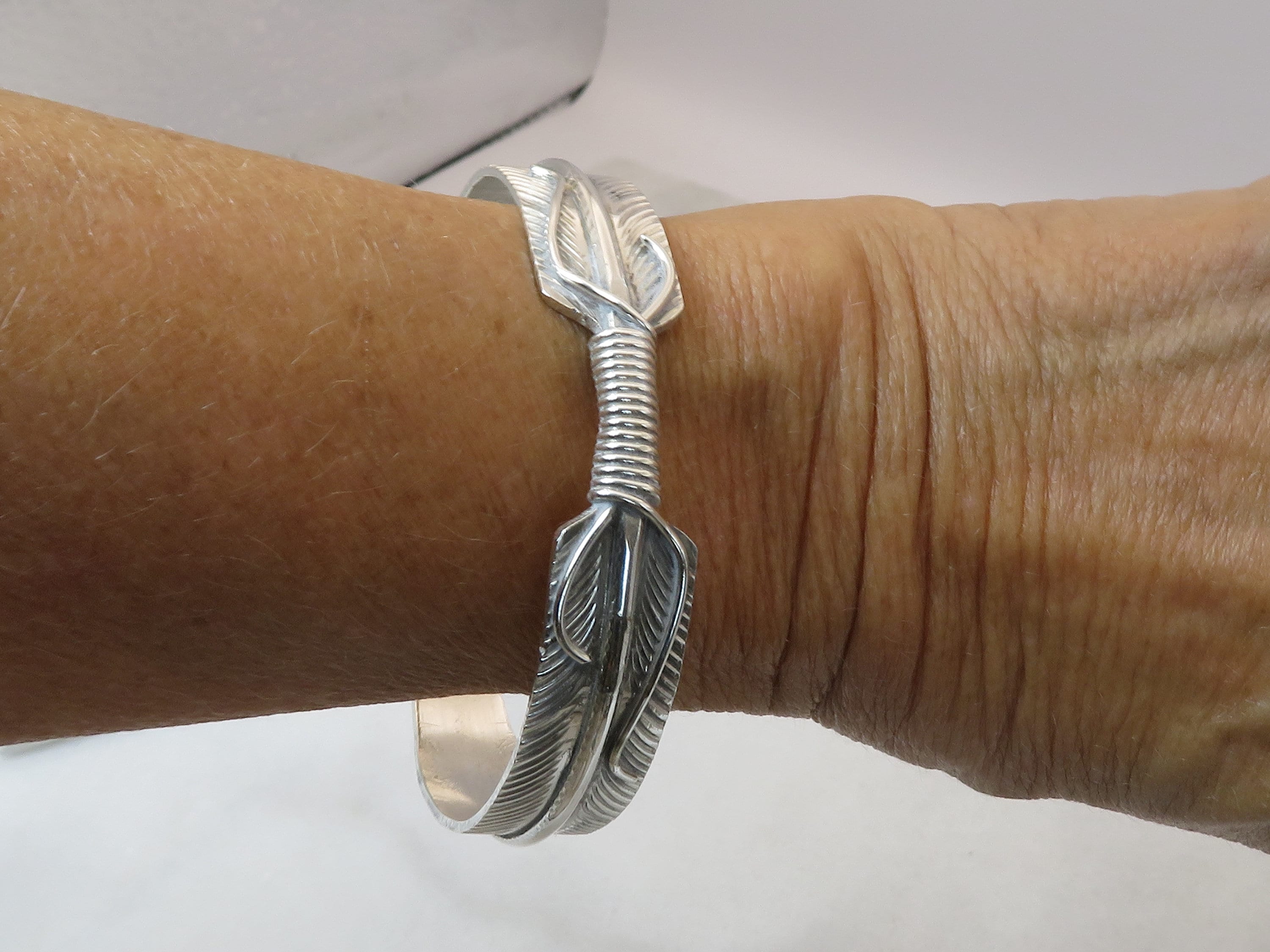 エステート ナバホ ヴィヴィアン ジョーンズ フェザー バングル