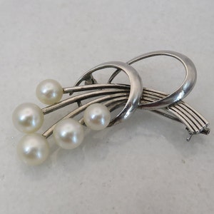 Silver pin & brooche Mikimoto Silver in Silver - 32005701