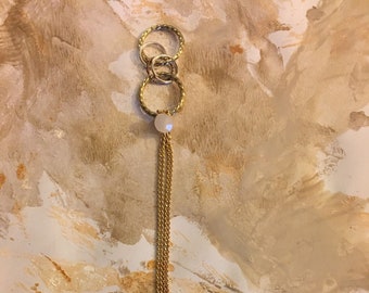 Colgante opal perla y cadena de color dorado