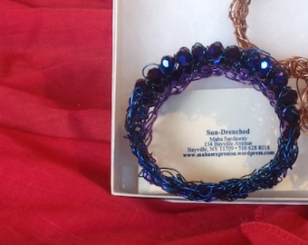 Pulsera con cuentas de cristal azul violeta intenso con alambre violeta y azul