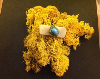 Broche, hecho a mano en ágata blanca y verde oscuro con turquesa azul centrada, regalo para ella.