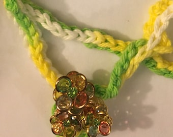 Collar de crochet de 2 hilos con cuentas de cristal en colores amarillo, verde y blanco y pulsera. Conjunto de regalo para ella