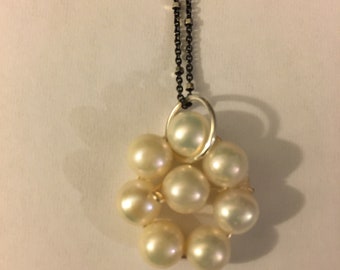 Colgante de perla blanca floral hecho a mano con cadena de plata de ley negra