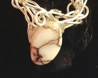 Anillo en ópalo infundido en cobre en color plata Trabajo de metal