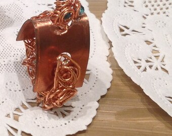 Anillo en alambre de cobre y cuentas de cristal azul