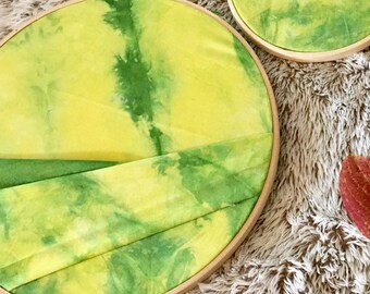 Arte de pared colorido para colgar en la pared, tejido amarillo y verde, teñido a mano, con 2 bolsillos y juego de 2