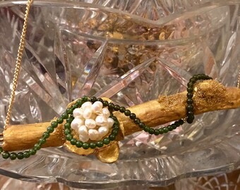 Collar, hecho a mano con cuentas verdes esmeralda y agua blanca perlas de arroz chino fresco torcer un regalo redondo de ramita natural de oro para ella