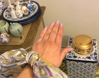 Bufanda para mano o bolso, arte portátil hecho a mano con tinta negra, violeta y azul.