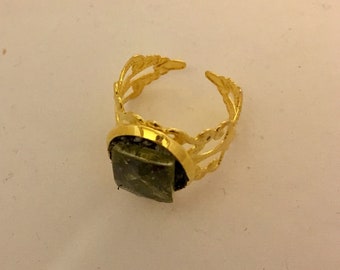 Anillo, piedra preciosa de turmalina verde marrón natural en filigrana bañada en oro, regalo para ella