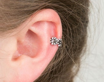 Puños de oreja Daisy, puños de oreja Daisy de plata de ley, pendientes de flores, pendientes de puño de oreja