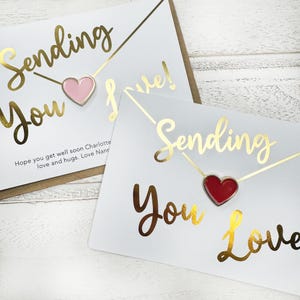 Senden Sie Liebe Postkarte, Goldfolie, personalisierte Muttertag Pin Abzeichen Karte, Muttertag, personalisiertes Geschenk, Mama Geschenk, Mutter,