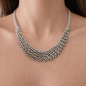 Naszyjnik lub kolczyki z płaskimi piórami, efektowny naszyjnik na śliniaku, pasujące kolczyki, naszyjnik z kołnierzykiem warstwowym