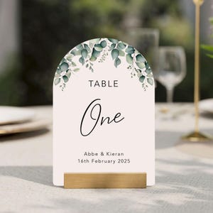 Numéros de table de mariage personnalisés arqués bordés d'eucalyptus, numéros de sièges, numéros de table,