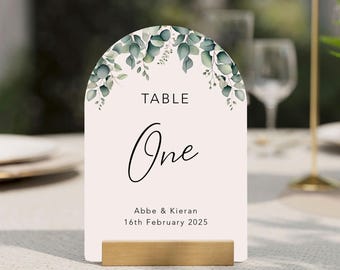 Números de mesa de boda de eucalipto con diseño floral arqueado: Tarjetas de asiento personalizadas, tarjetas de mesa